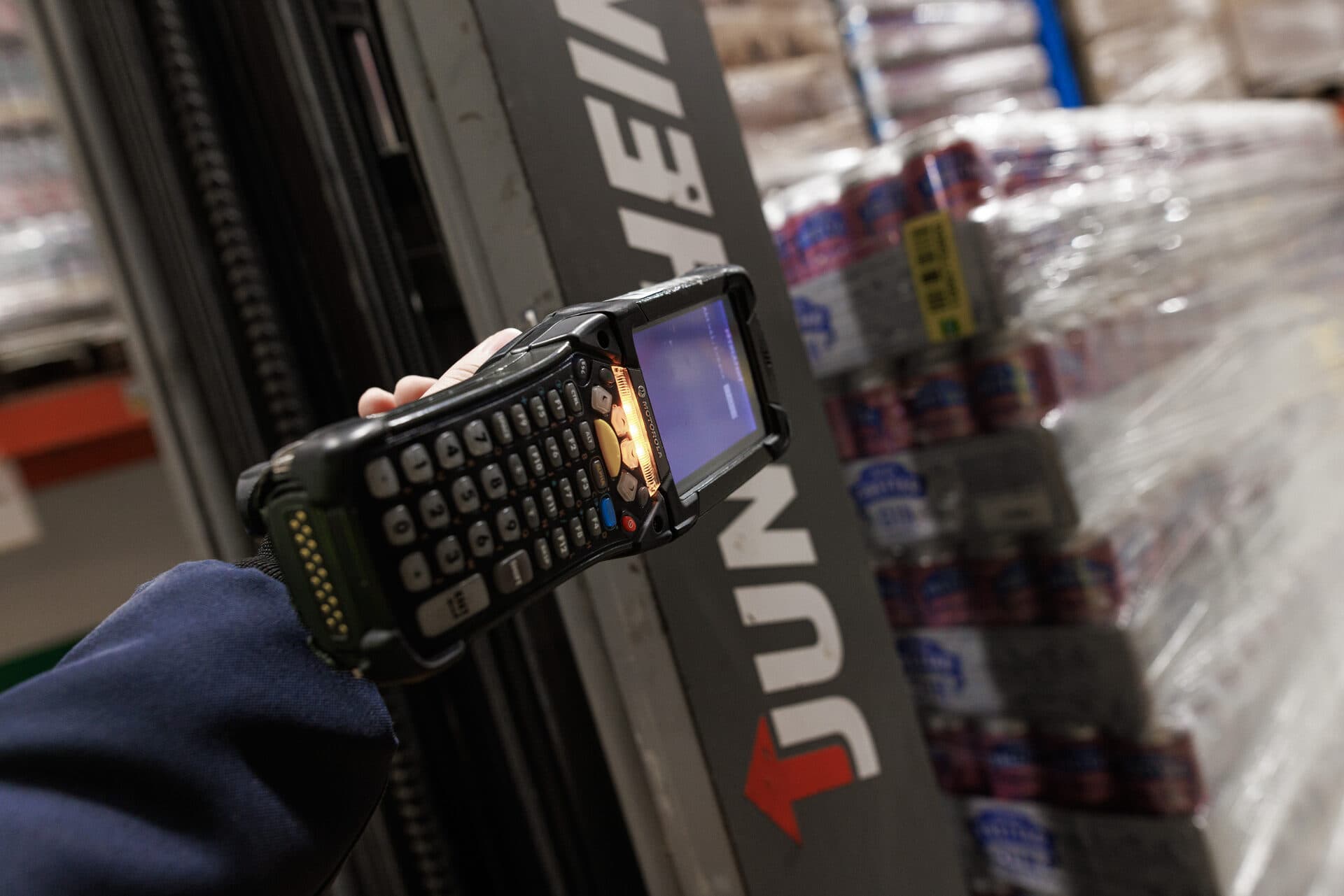 Warehouse operator scanning a pallet with a handheld terminal in a HOPI warehouse