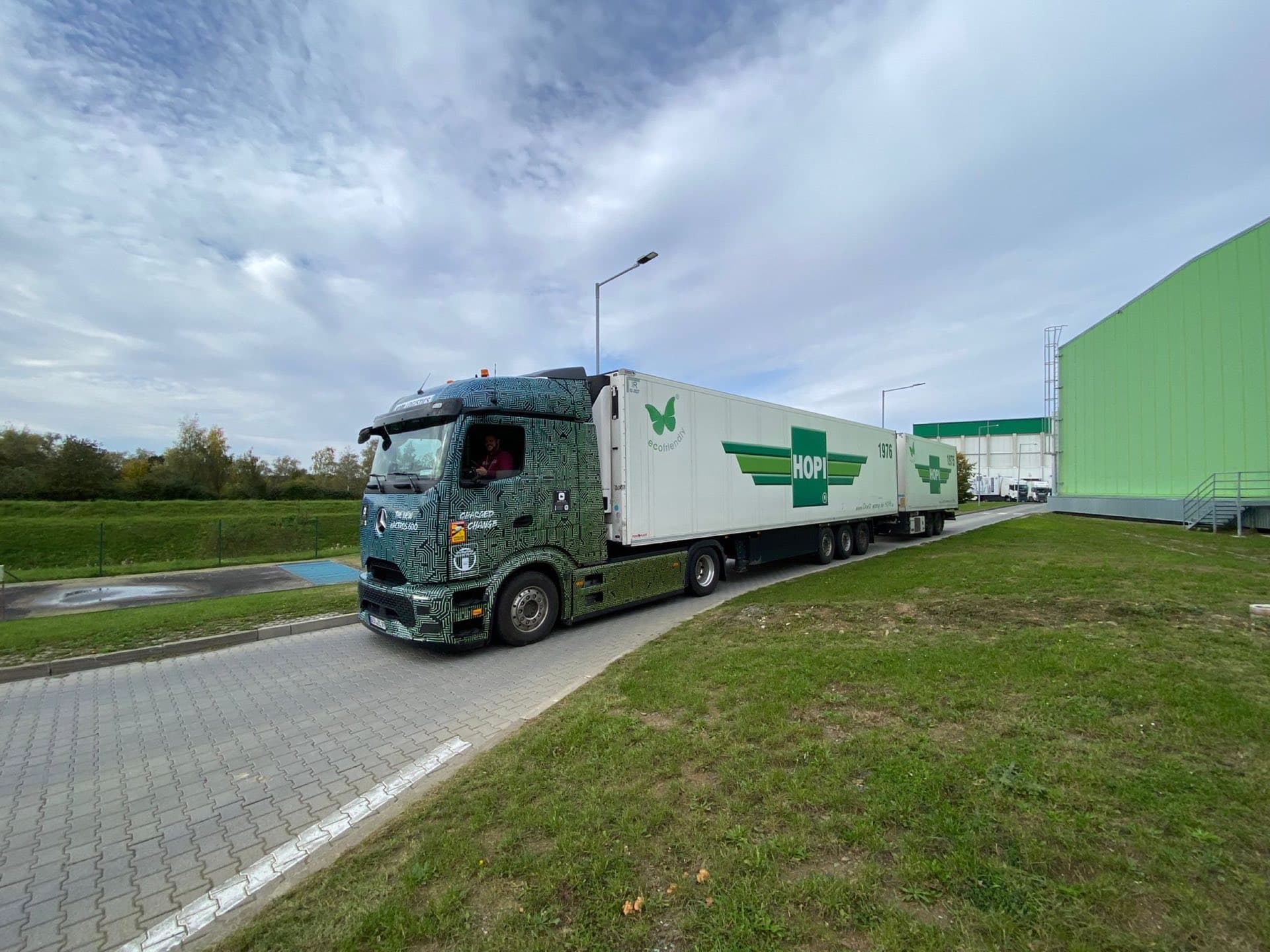 Electric roadtrain transport concept